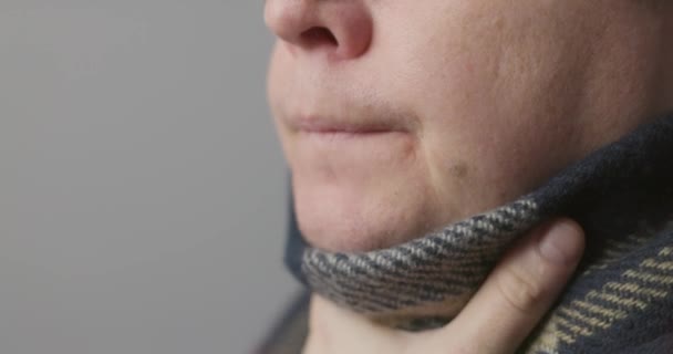 Boğazı Ağrıyan Bir Adam Boğazına Sprey Sıkar Hastalık Önleme Yüksek — Stok video