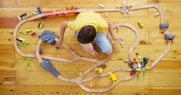 Copil Drăguț Care Joacă Jucăria Feroviară Din Lemn Podea Acasă — Videoclip de stoc