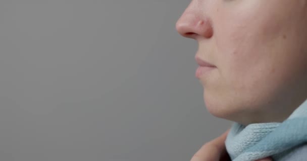Жінка Болем Горлі Розбризкує Ліки Аерозолем Розбризкуючи Горло Профілактика Захворювань — стокове відео