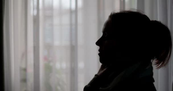 Женщина Больным Горлом Брызгает Лекарственным Аэрозольным Баллончиком Горло Перед Окном — стоковое видео