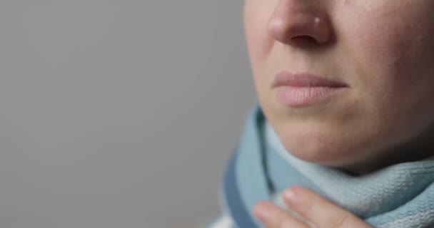 Una Mujer Con Dolor Garganta Rocía Aerosoles Medicinales Garganta Prevención — Vídeos de Stock
