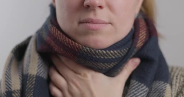 Una Donna Con Mal Gola Spruzza Aerosol Medicinale Gola Prevenzione — Video Stock