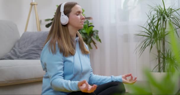 Szczęśliwa Młoda Kobieta Słuchawkach Ćwicząca Jogę Medytację Domu Siedząca Podłodze — Wideo stockowe