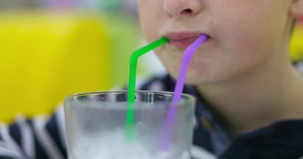 Detailní Záběr Malého Dítěte Popíjejícího Mojito Koktejl Slámou Restauraci Rychlým — Stock video
