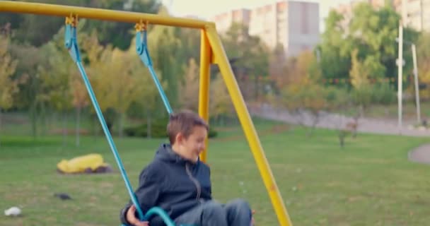 Băiat Leagă Leagăn Într Parc Copil Care Distrează Jucându Într — Videoclip de stoc
