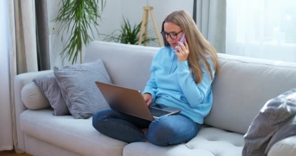Casual Profesjonalna Kobieta Wielozadaniowość Laptopem Telefonem Komórkowym Podczas Siedzenia Kanapie — Wideo stockowe