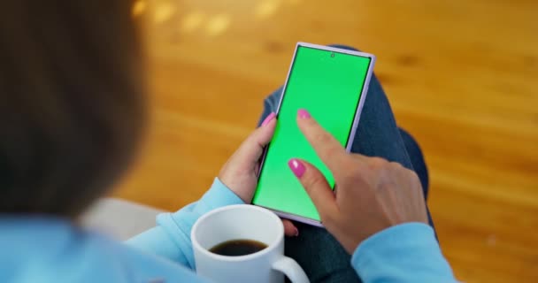 Nahaufnahme Von Individuen Die Ein Smartphone Mit Grünem Chroma Bildschirm — Stockvideo