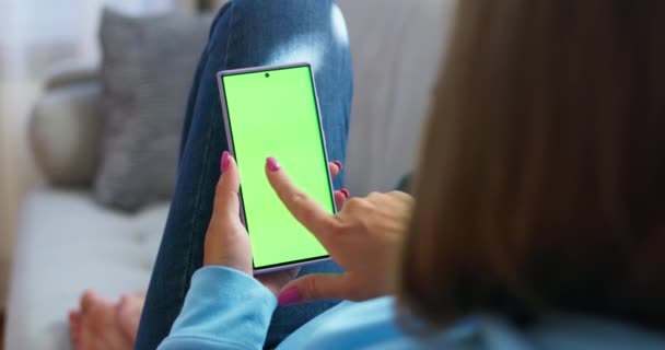 Relaksujące Ustawienie Osoby Zajmującej Się Smartfonem Zielonym Ekranem Prawdopodobnie Dla — Wideo stockowe