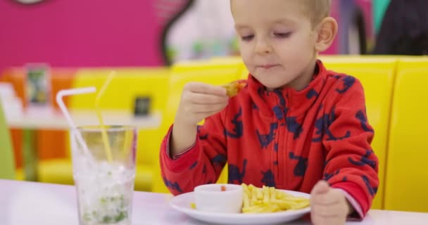 Enfant Dans Pull Rouge Savourant Une Pépite Poulet Avec Fond — Video
