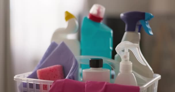 Diverse Schoonmaakproducten Een Caddy Klaar Voor Huishoudelijk Werk Hoge Kwaliteit — Stockvideo