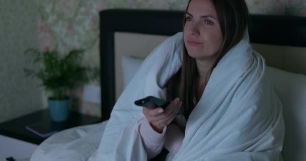 Kvinna Mysigt Inbäddad Sängen Bläddrar Genom Kanaler Med Fjärrkontroll Högkvalitativ — Stockvideo