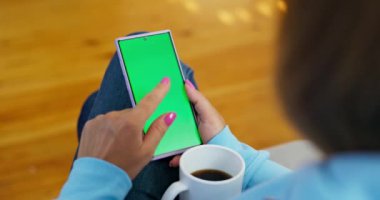 Krom yeşil ekranlı akıllı telefon kullanan bireyin yakın çekim görüntüsü, dijital içerik değişimi için uygun. Yüksek kalite 4k görüntü