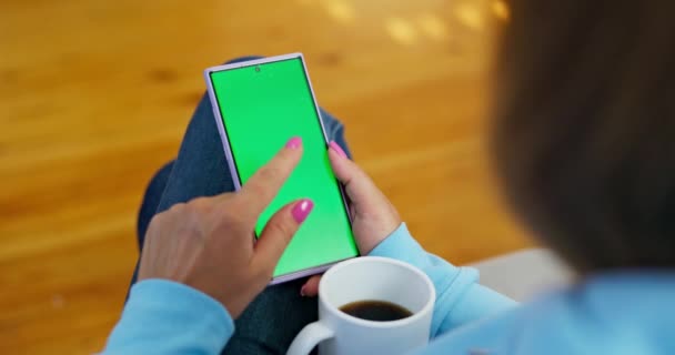 Tampilan Close Individu Menggunakan Smartphone Dengan Layar Hijau Kroma Cocok — Stok Video