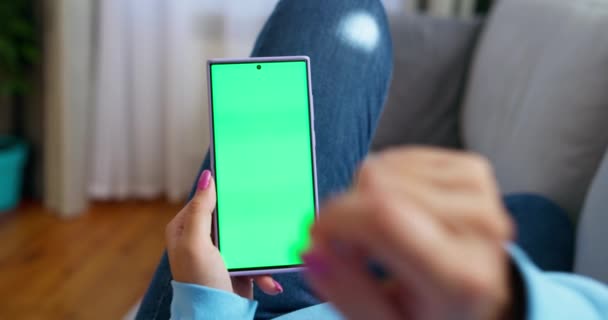 在舒适的家庭环境中 人们可以使用带有绿色屏幕的智能手机来轻松地覆盖数字内容 高质量的4K镜头 — 图库视频影像