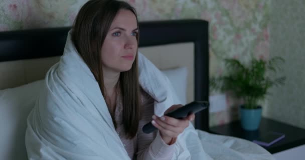 Kvinna Mysigt Inbäddad Sängen Bläddrar Genom Kanaler Med Fjärrkontroll Högkvalitativ — Stockvideo