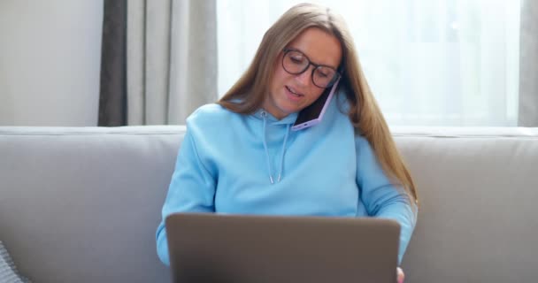 Skupiona Kobieta Wielozadaniowa Rozmowie Laptopem Domu Wysokiej Jakości Materiał — Wideo stockowe