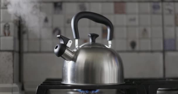 气炉上有蒸汽的金属水壶 高质量的4K镜头 — 图库视频影像