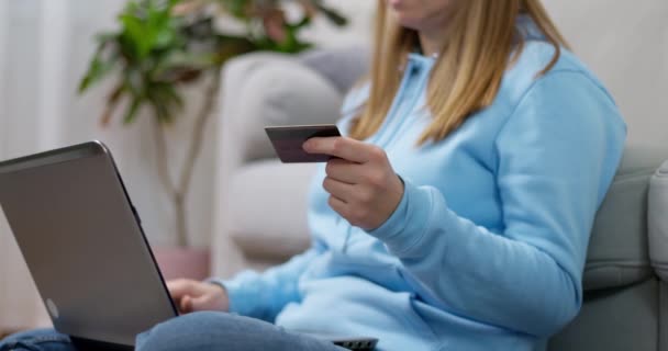 Kobieta Niebieskim Używająca Laptopa Trzymająca Kartę Kredytową Wysokiej Jakości Materiał — Wideo stockowe