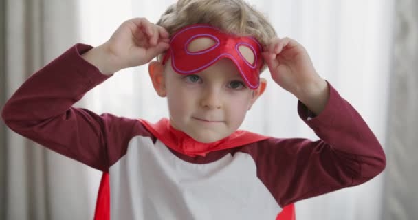 Mladý Chlapec Předstírá Superhrdina Přizpůsobuje Červenou Masku Vysoce Kvalitní Záběry — Stock video