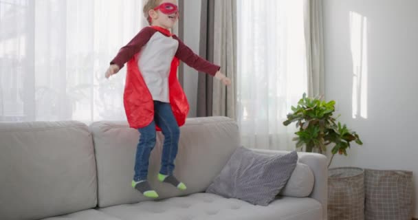 Jeune Enfant Imagine Être Super Héros Jouant Joyeusement Sautant Sur — Video