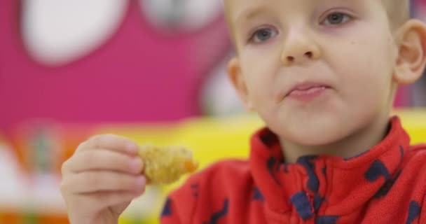 Mladý Chlapec Pulzujícím Bistru Vychutnávající Kuřecí Nugget Vysoce Kvalitní Záběry — Stock video