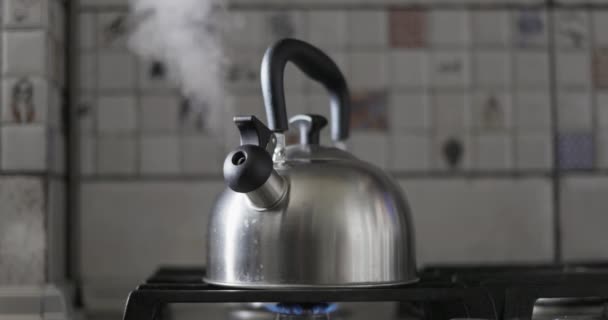 Czajnik Stali Nierdzewnej Podnoszeniem Pary Umieszczony Podświetlanym Piecu Gazowym Kuchni — Wideo stockowe