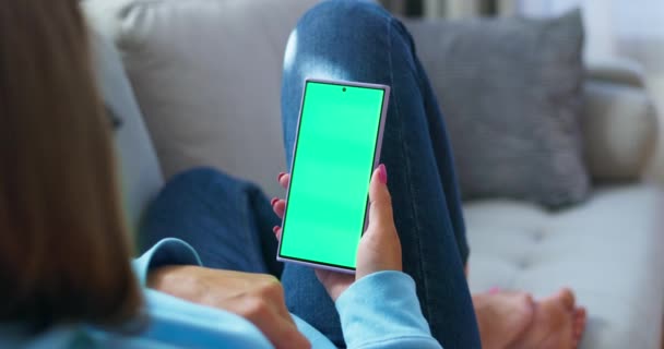 Impostazione Rilassata Una Persona Impegnata Con Uno Smartphone Con Schermo — Video Stock