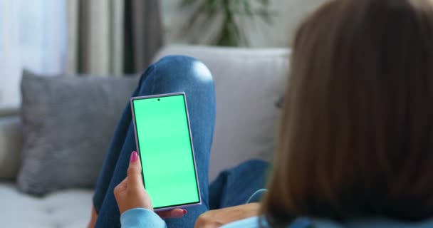 Pessoa Ambiente Doméstico Confortável Usando Smartphone Com Uma Tela Verde — Vídeo de Stock