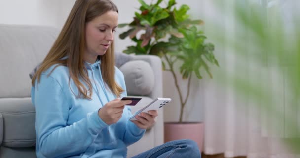 Młoda Kobieta Kartą Kredytową Smartfonem Prawdopodobnie Weryfikująca Płatności Online Wysokiej — Wideo stockowe
