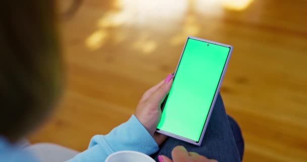 Osoba Trzymająca Kubek Kawy Smartfona Ekranem Kluczem Chromowym Wysokiej Jakości — Wideo stockowe