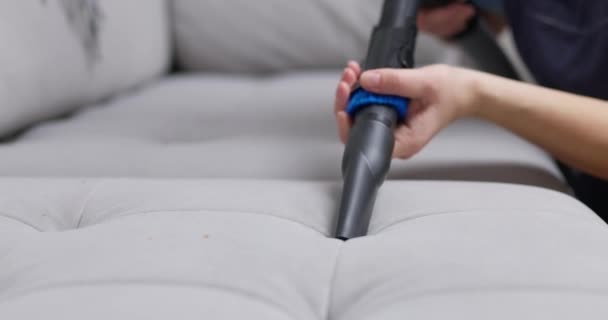 明るい色のソファーを掃除する手のクローズアップショット 高品質の4K映像 — ストック動画