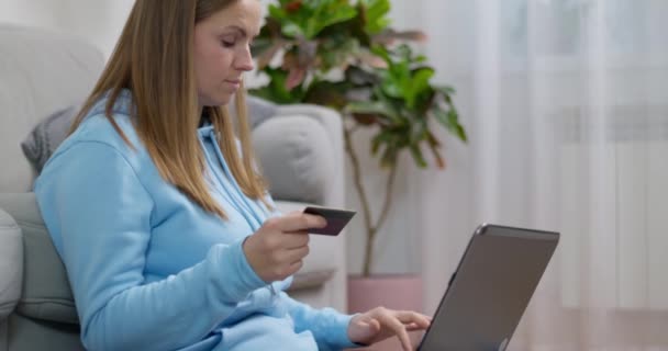 Skupiona Kobieta Stroju Casual Pomocą Laptopa Karty Kredytowej Zakupów Online — Wideo stockowe