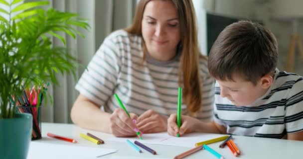 Μητέρα Και Γιος Απολαμβάνουν Ζωγραφίζουν Μαζί Στο Σπίτι Υψηλής Ποιότητας — Αρχείο Βίντεο