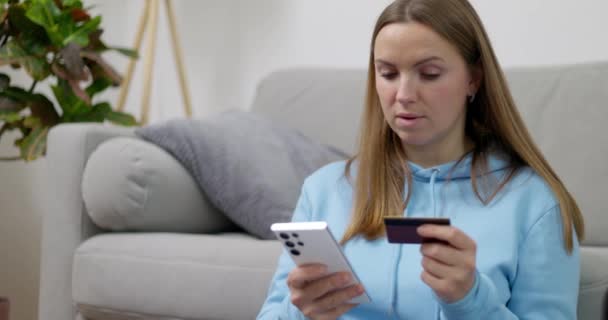 Mujer Enfocada Sudadera Azul Con Capucha Usando Smartphone Tarjeta Crédito — Vídeos de Stock