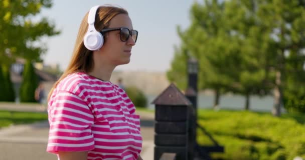 Une Jeune Femme Chemise Rayée Aime Écouter Musique Avec Des — Video