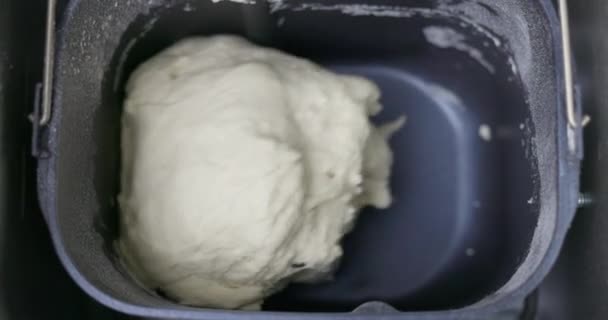 Detailní Záběr Čerstvě Hněteného Těsta Moderní Pánvi Stroje Pečení Chleba — Stock video