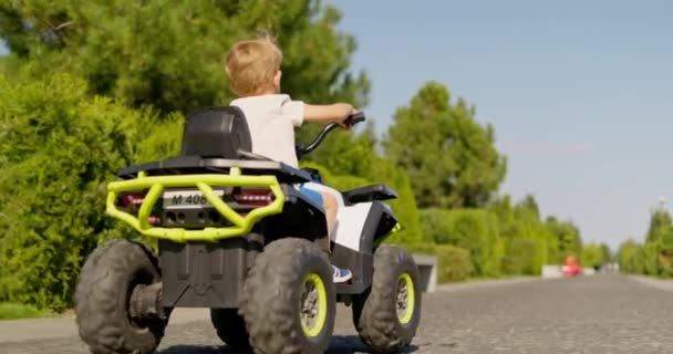 Ett Litet Barn Styr Elektrisk Leksaksbil Utomhus Solig Dag Upplever — Stockvideo