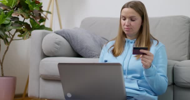 Koncentrált Alkalmi Öltözékben Laptoppal Hitelkártyával Online Vásárolhat Otthonról Kiváló Minőségű — Stock videók