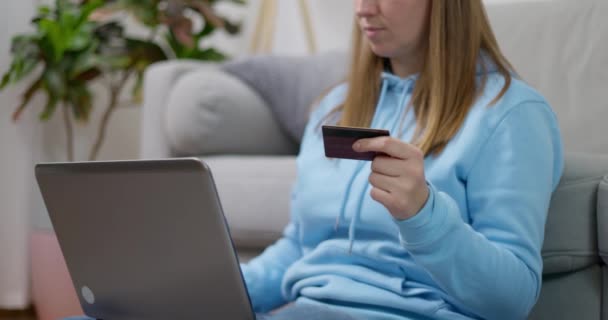 Kobieta Niebieskim Używająca Laptopa Trzymająca Kartę Kredytową Wysokiej Jakości Materiał — Wideo stockowe