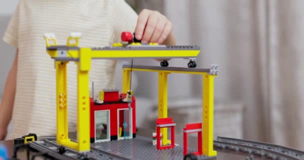Criança Focada Montando Guindaste Construção Modelo Partir Conjunto Blocos Coloridos — Vídeo de Stock