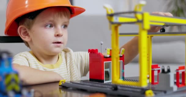 Keménykalapos Kisfiú Egy Játék Építésére Koncentrált Inspirálta Kreativitást Játékban Való — Stock videók