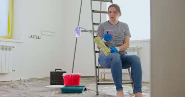 Een Vermoeide Vrouw Zit Een Ladder Zoek Naar Professionele Hulp — Stockvideo