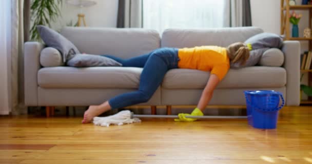 Mujer Acostada Sofá Que Llega Limpiar Suelo Con Fregona Indoor — Vídeos de Stock