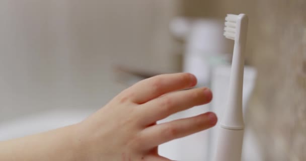 Kind Greift Nach Zahnbürste Modernen Badezimmer Mundhygiene Und Ein Fröhliches — Stockvideo