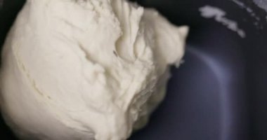 Ekmek hamuru siyah ekmek makinesinin içinde. Yakın plan çekim. Ev yapımı pişirme ve mutfak aletleri konsepti. Yüksek kalite 4k görüntü