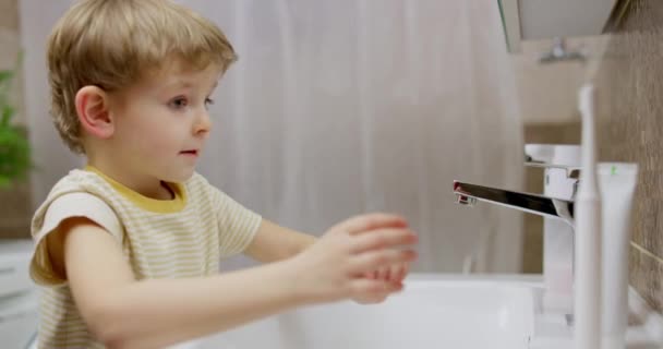 Χαμογελώντας Νεαρό Αγόρι Στο Μπάνιο Εξασκώντας Καλή Στοματική Υγιεινή Χρησιμοποιώντας — Αρχείο Βίντεο