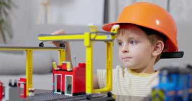 Başlıklı küçük çocuk oyuncak şantiyesi inşa etmeye odaklanmış. Yaratıcılık ve oyunda öğrenme konusunda ilham veriyor. Yüksek kalite 4k görüntü
