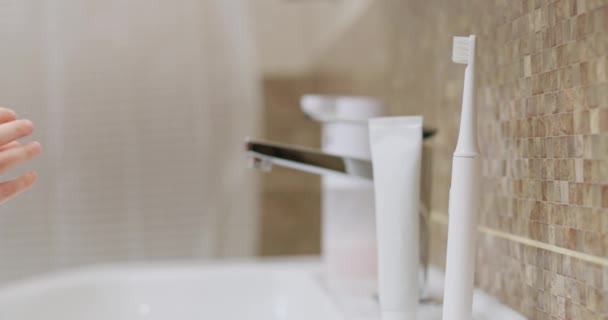 Kind Greift Nach Zahnbürste Modernen Badezimmer Mundhygiene Und Ein Fröhliches — Stockvideo