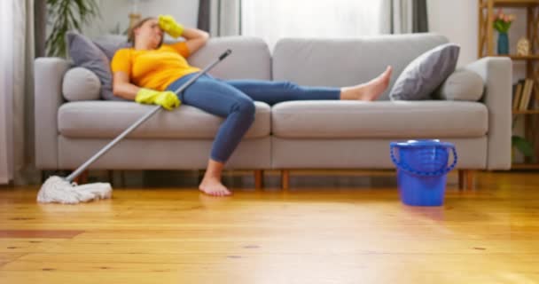 Kobieta Odpoczywająca Kanapie Umyciu Podłogi Koncepcja Sprzątania Domu Zmęczenia Wysokiej — Wideo stockowe