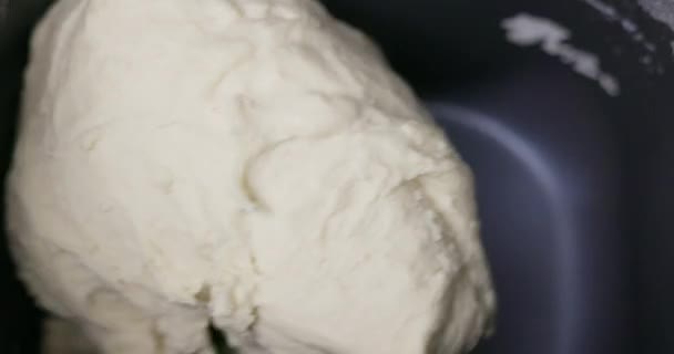 Ciasto Chlebowe Wewnątrz Czarnego Piekarnika Strzał Bliska Koncepcja Pieczenia Domu — Wideo stockowe